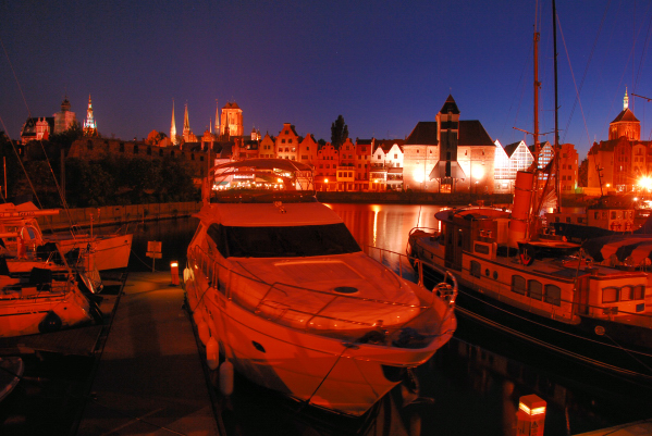 jacht motorowy nocą na starówce Gdańskiej