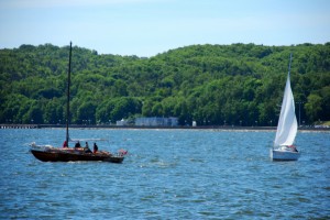 jachty drewniane na zatoce gdańskiej na tle lasu